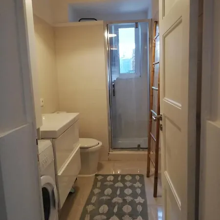 Encantador Com Pátio Lisboa